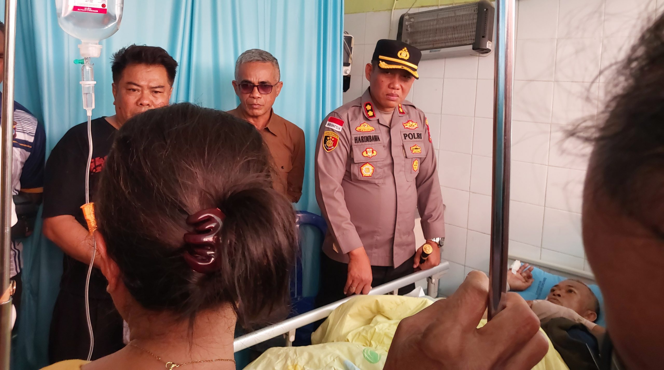 Kapolres Sumba Timur Bersama Personel dan Wartawan Jenguk Korban Pembacokan