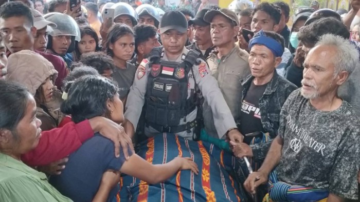 Warga Geruduk Polres Sumba Barat, Pertanyakan Polisi Tembak Terduga Pelaku Pencurian Ternak