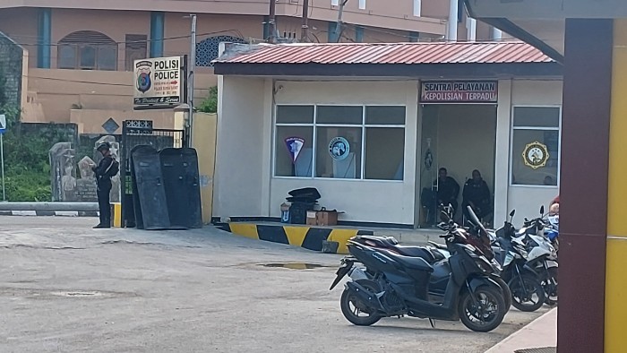 Tim dari Polda NTT Tiba di Sumba Barat, Situasi Mapolres Mulai Kondusif Pasca Digeruduk Massa