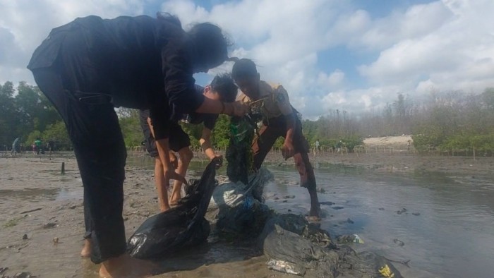 Bekas Tebangan dan Sampah di Pesisir Waingapu Jadi Warning bagi Kaum Muda di Hari Keadilan Ekologis