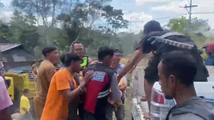 Dump Truck Terbalik di Sumba Barat, 1 Meninggal dan 10 Orang Luka-Luka